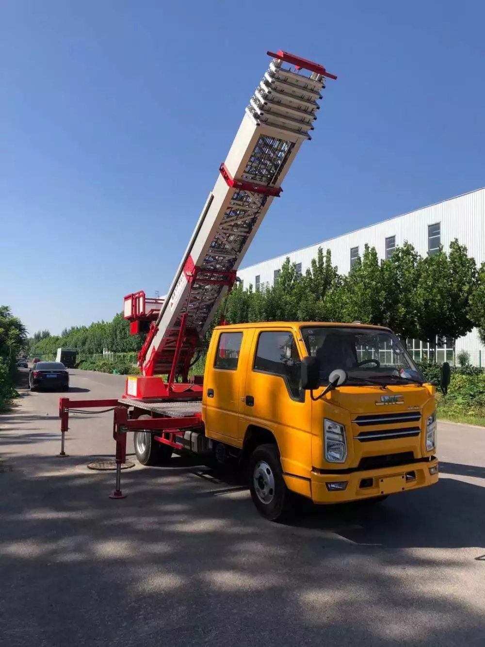 紫云附近的云梯车出租服务：轻松解决高空作业需求